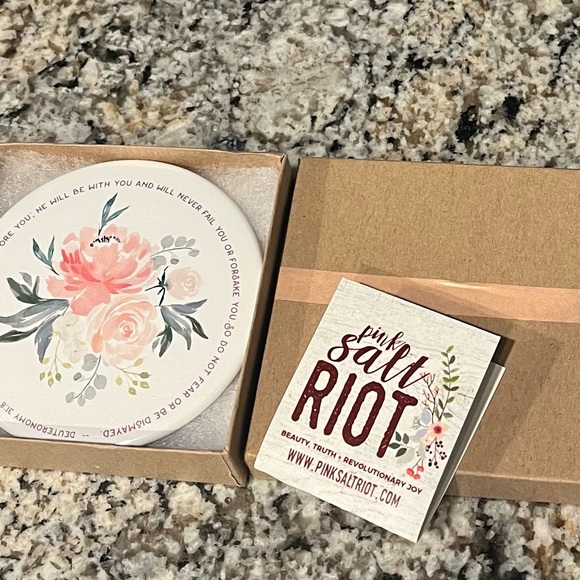 Compact mirror by Pink Salt Riot - Picture 1 of 3